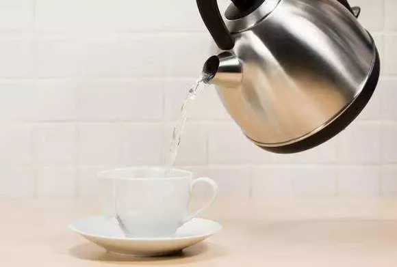 白開(kāi)水是凈水嗎？怎么選擇好的凈水機